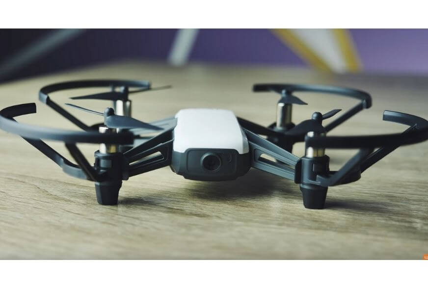 Die DJI Ryze Tello Mini-Drohne liegt auf dem Tisch